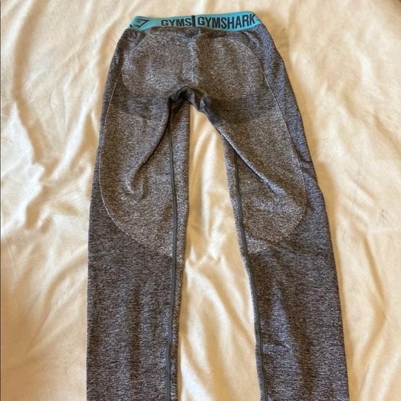 GYMSHARK WORKOUT SET: crop and leggings - Picture 4 of 10